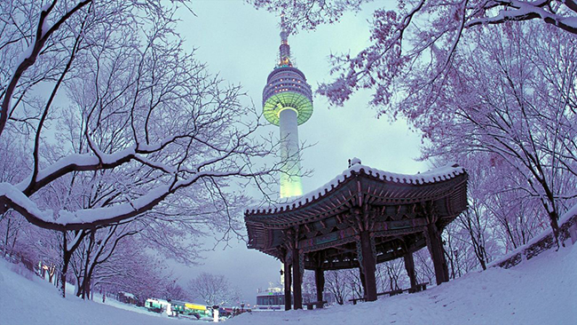 Tháp N Seoul: Nằm trên núi Namsan, tháp N Seoul là điểm cao thứ 2&nbsp;ở Seoul với chiều cao 236m, với tầm nhìn bao quát toàn cảnh Seoul đẹp lung linh khi lên đèn. Bức tranh tráng lệ của Seoul nhìn từ Tháp N Seoul là niềm mơ ước của nhiều du khách.&nbsp;
