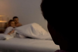 Nhìn thấy người trong mộng “mây mưa” với cô gái khác, thiếu nữ cuồng...