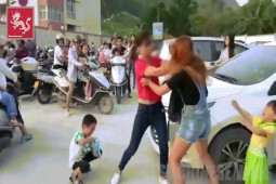 Phi thường - kỳ quặc - Video: Hai người phụ nữ cãi lộn, đánh nhau ngay trước cổng trường học