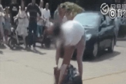 Phi thường - kỳ quặc - Bố mẹ ly hôn vì người thứ 3, con trai trừng trị "tiểu tam" giữa đường phố gây tranh cãi