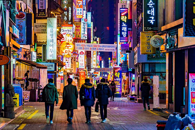 Seoul hào nhoáng và hiện đại với chợ đêm Myeongdong luôn tấp nập.&nbsp;
