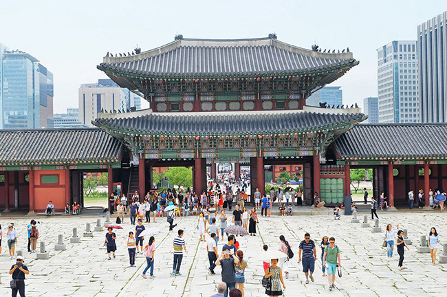 Cung điện Gyeongbokgung là một khu phức hợp rộng lớn với 2 bảo tàng là Bảo tàng Cung điện Quốc gia Hàn Quốc và Bảo tàng Dân gian Quốc gia Hàn Quốc thu hút rất nhiều du khách mỗi ngày. Bạn nên thuê ngay một bộ trang phục truyền thống Hanbok rực rỡ để vào cung tự do tham quan và tha hồ sống ảo theo phong cách hoàng gia.
