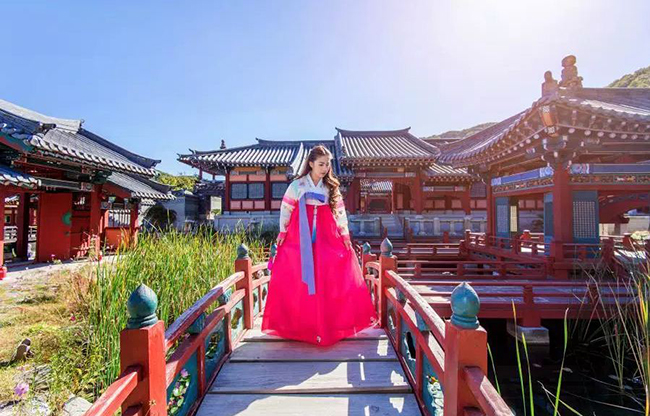 Du khách mặc trang phục truyền thống Hàn Quốc tham quan cung điện Gyeongbokgung.&nbsp;
