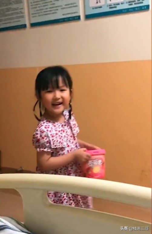Con gái 6 tuổi khóc nức nở khi thấy đôi chân bị cắt cụt của bố, nói một câu khiến tất cả rưng rưng - 1