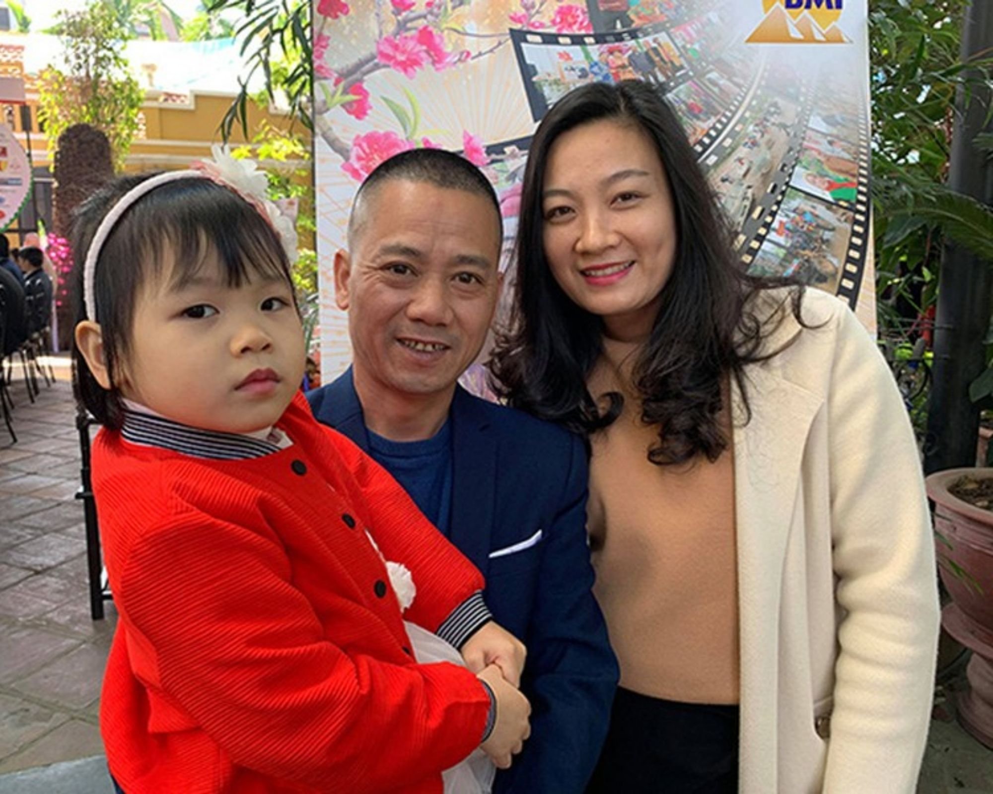 Bà mẹ 3 con&nbsp;sở hữu nụ cười duyên dáng với má núm đồng tiền, đường nét khuôn mặt hài hoà, dễ mến.&nbsp;