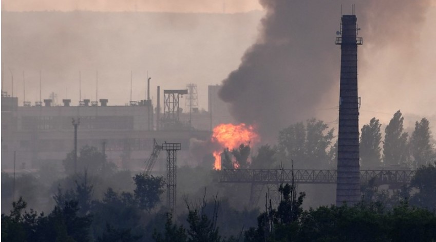 Khói lửa bốc lên tại nhà máy hóa chất Azot ở thành phố Severodonetsk. Ảnh: Sputnik