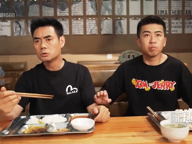 Clip hài hước - Nhân viên mới khiếp sợ với nhà ăn công ty "cái gì cũng có"