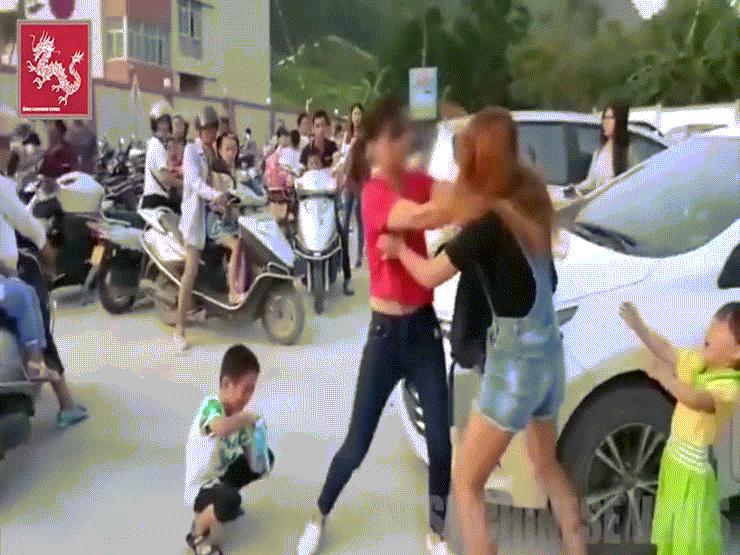Phi thường - kỳ quặc - Video: Hai người phụ nữ cãi lộn, đánh nhau ngay trước cổng trường học
