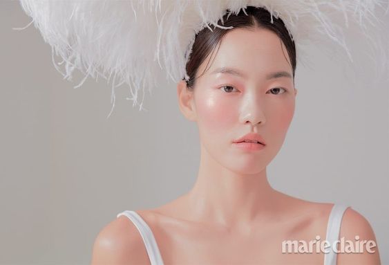 Tiến sĩ Kung tiết lộ: “Nếu bạn muốn thử các peptide collagen thủy phân, cũng nên cân nhắc việc uống vitamin A, C, E và kẽm để tối ưu hóa kết quả.&nbsp;Các vitamin và khoáng chất này đã được chứng minh là có tác dụng giảm stress oxy hóa, giúp tổng hợp collagen và cải thiện quá trình chữa lành vết thương.”