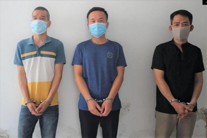 Các đối tượng giả danh cán bộ sở Tài nguyên và Môi trường để lừa đảo chiếm đoạt hơn 15 tỉ đồng - Ảnh: Công an cung cấp