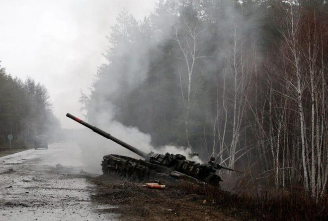 Khói bốc lên từ xe tăng Nga bị lực lượng Ukraine phá hủy ở vùng Lugansk. Ảnh: ANATOLII STEPANOV/GETTY IMAGES