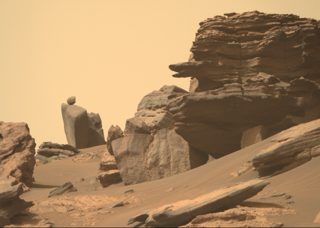 Chiếc đầu rắn bằng đá như lao ra từ một tảng đá lớn ở phía bên phải khung hình, chuẩn bị tấn công hình nhân lạ lùng có chiếc "đầu" là một tảng đá cân bằng - Ảnh: NASA