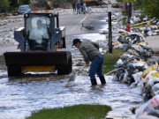 Thế giới - Mỹ: Dòng người khổng lồ chạy trốn &quot;đại hồng thủy&quot; ở công viên Yellowstone