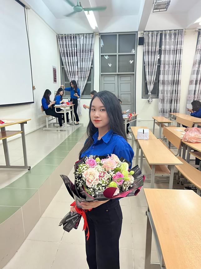 Ngoài các giờ học trên lớp, Huyền Anh cũng luôn dành thời gian tham gia các hoạt động Đoàn - Hội.