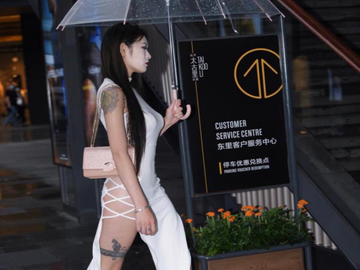 Thời trang - Mỹ nữ vô danh tự tin diện chiếc váy đi chơi đêm "khi đi hết mình, khi về hết hồn"