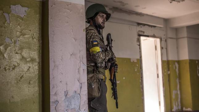 Một binh sĩ Ukraine ẩn náu ở Sievierodonetsk (vùng Lugansk). Ảnh: AP