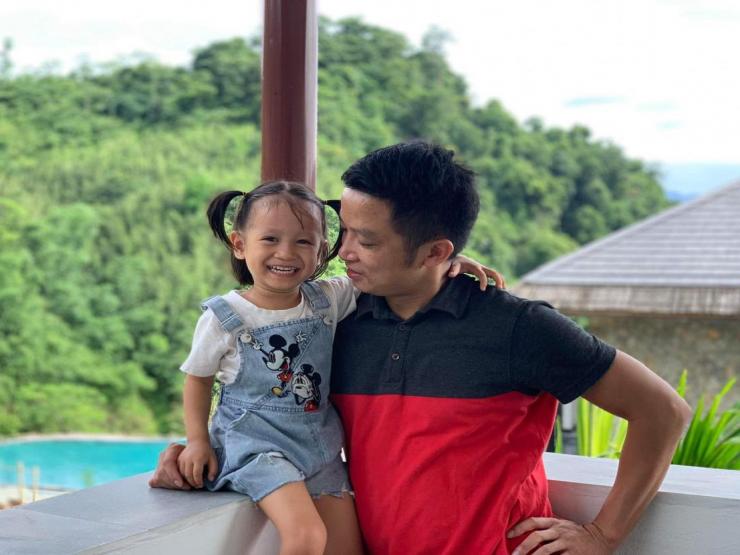 Tin tức trong ngày - “Hộ tống” 7 đứa trẻ đi du lịch, bố hốt hoảng phát hiện bỏ quên con ở trạm dừng nghỉ