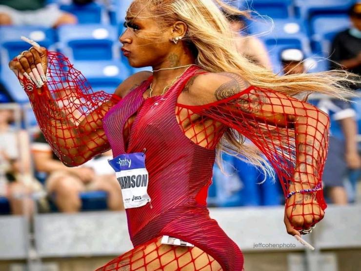 Thể thao - Cô gái mặc trang phục "đỏ mặt", chạy "nước rút" 200m không ai đuổi kịp