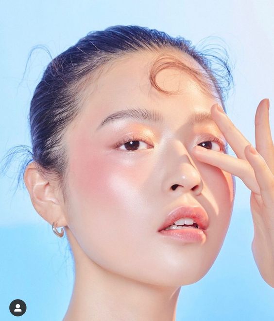 Trong hầu hết các trường hợp, những tác dụng phụ này sẽ tự biến mất. Để tránh bất kỳ tổn thương nghiêm trọng nào, hãy tránh tẩy tế bào chết cho da bằng các sản phẩm tẩy tế bào chết vật lý hoặc axit dành cho da mặt. (ảnh minh họa)