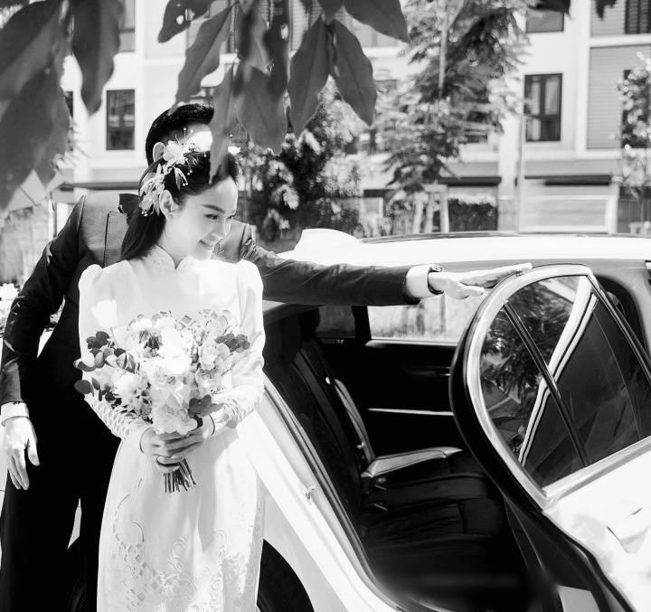 Các góc chụp đều không để lộ gương mặt anh, nhưng cũng đủ "khoe" chiều cao lý tưởng, ngoại hình phong độ của ông xã đại gia hơn cô 10 tuổi