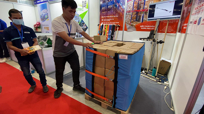 Khách hàng được trải nghiệm trực tiếp lưới quấn pallet tái sử dụng thay cho màng PE