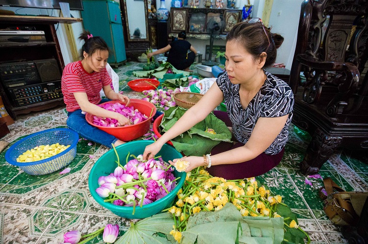 Tất cả các công đoạn đều được làm thủ công với toàn bộ nguyên vật liệu là thiên nhiên, không hóa chất. Bà Dần cho biết đây chính là bí quyết mà bao nhiêu đời nay bà lưu giữ rồi truyền lại cho con cháu.