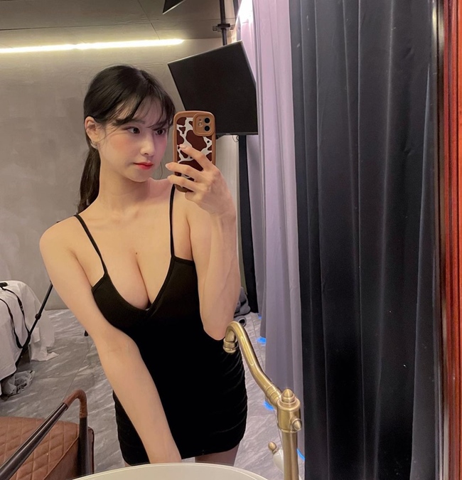 Ngoài vai trò người mẫu, hot girl Hàn Quốc còn được biết đến là một Youtuber kiêm Tiktoker gợi cảm.
