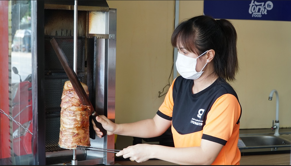 &nbsp;Huyền Trinh không còn loay hoay với những công việc ở thành phố, chị làm chủ cửa hàng thức ăn nhanh ở ngay tại chính quê hương mình