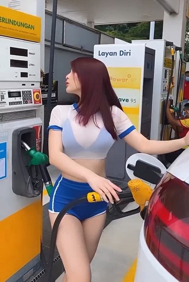 Loạt ảnh này được chân dài người Malaysia thực hiện vào năm 2021 nhưng bất ngờ được &#34;đào&#34; lại. Trong ảnh, Uyển Đình mặc quần short ngắn bó sát, áo xuyên thấu mỏng tang để lộ vòng một cup D đang đổ xăng cho xe ô tô.
