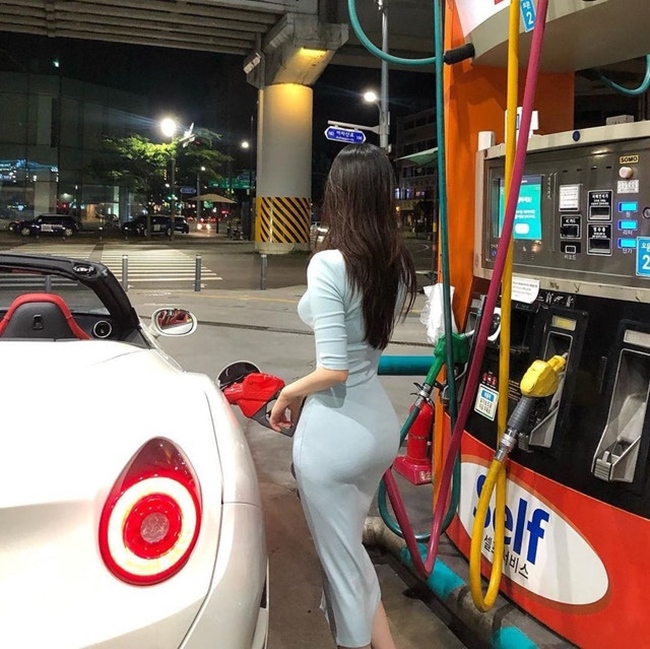 Một người đẹp khác đến từ Hàn Quốc cũng gây chú ý khi đứng đổ xăng. Dù góc chụp từ phía sau nhưng đủ để thấy cô nàng sở hữu vóc dáng gợi cảm và vô cùng hoàn hảo.
