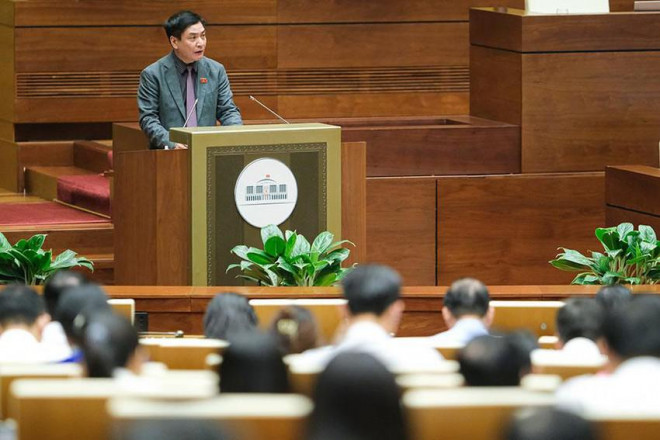 Tổng thư ký Quốc hội Bùi Văn Cường báo cáo giải trình trước khi Quốc hội thông qua Luật Điện ảnh (sửa đổi). Ảnh: QH
