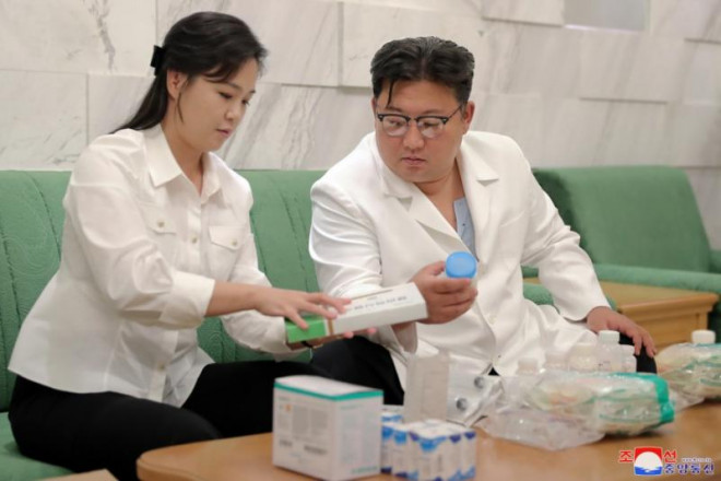 Ông Kim Jong-un tự tay đóng gói thuốc để hỗ trợ công tác chống dịch đường ruột tại tỉnh Nam Hwanghae. Ảnh: KCNA