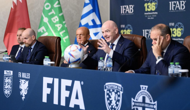 FIFA đồng ý thử nghiệm đá biên thay cho ném biên - 1