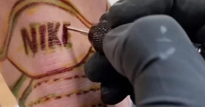 Vẽ hình xăm bằng tay là công đoạn khó nhất với thợ xăm. Ảnh: Dean Gunther/Instagram