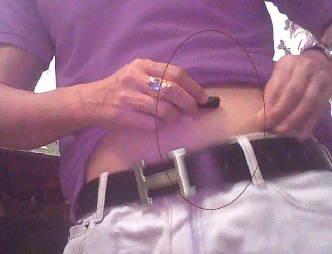 Một người hướng dẫn nhét micro siêu nhỏ vào quần lót, sau đó lấy ra nhét vào khẩu trang để thi lý thuyết bằng lái ô tô. Ảnh: TS-VT.