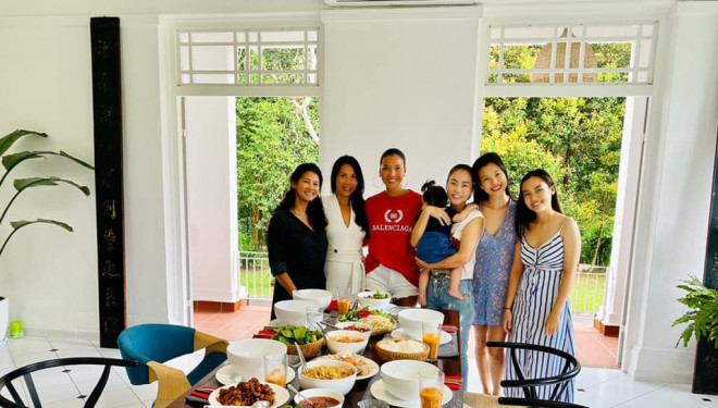 Nữ siêu mẫu thường mời bạn bè đến căn biệt thự
để cùng nhau ăn uống, trò chuyện