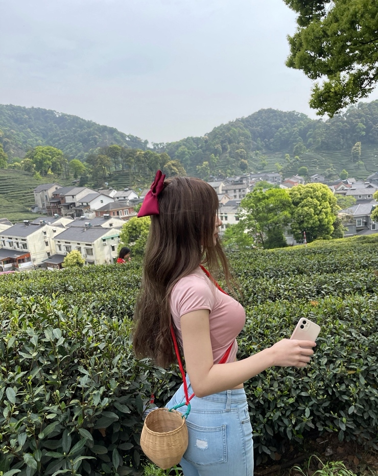Người đẹp Hàng Châu, Chiết Giang này từng được các trang tin đăng tải hình ảnh vì diện quần trang phục đơn giản những tôn dáng đi hái chè.&nbsp;
