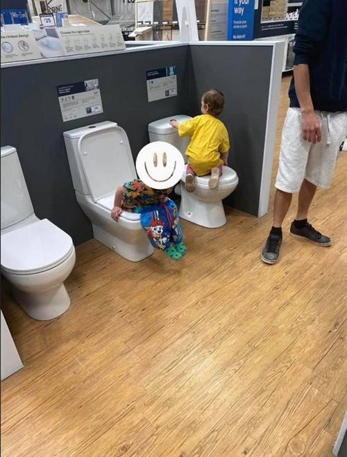 Cậu bé 4 tuổi thực hiện đúng cái việc mà cậu vẫn làm mỗi khi ngồi lên bồn toilet. Ảnh: Jam Press.