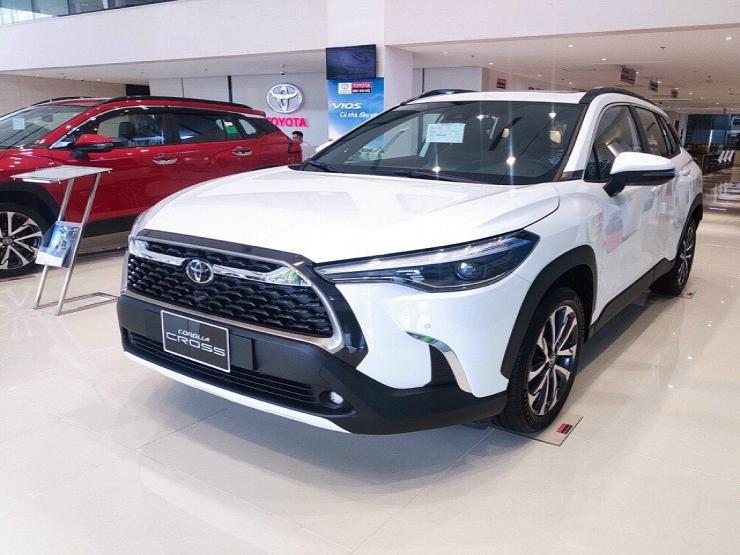 Giá xăng liên tục lập kỷ lục, nhu cầu mua ô tô mới của người dân vẫn tăng mạnh