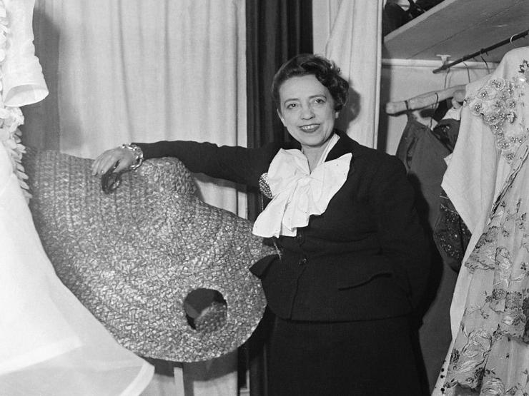 Thời trang - "Mẹ đẻ của màu hồng hot pink" mở triển lãm tại kinh đô thời trang