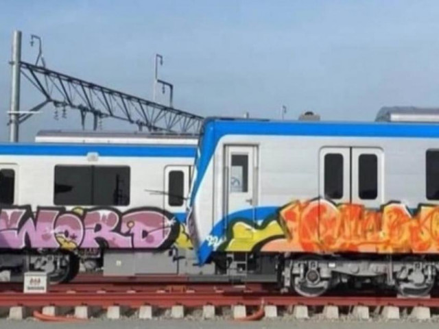 Người vẽ bậy lên toa tàu metro có thể bị truy tố hình sự