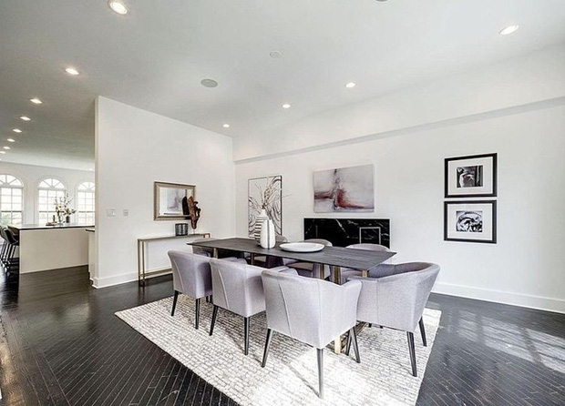 Biệt thự nhà Bằng Lăng có 5 phòng ngủ, phòng
nào cũng siêu rộng rãi. Phòng tắm được cô decor thêm các chậu cây
xanh để tránh cảm giác quá lạnh vì nội thất chỉ có 2 tone màu trắng
- đen.