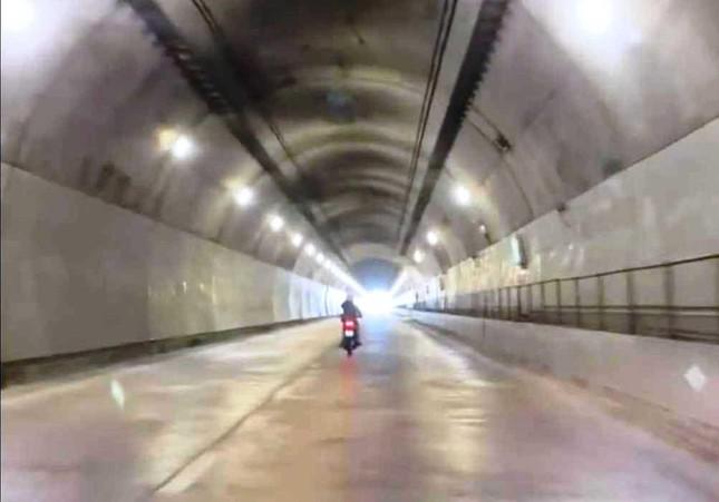 Nam thanh niên liều lĩnh điều khiển xe gắn máy xuyên hầm Hải Vân, dù đơn vị quản lý hầm đã thực hiện các biện pháp ngăn chặn