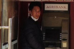 An ninh - Xã hội - Dùng dao khống chế người phụ nữ, cướp tiền tại trụ ATM