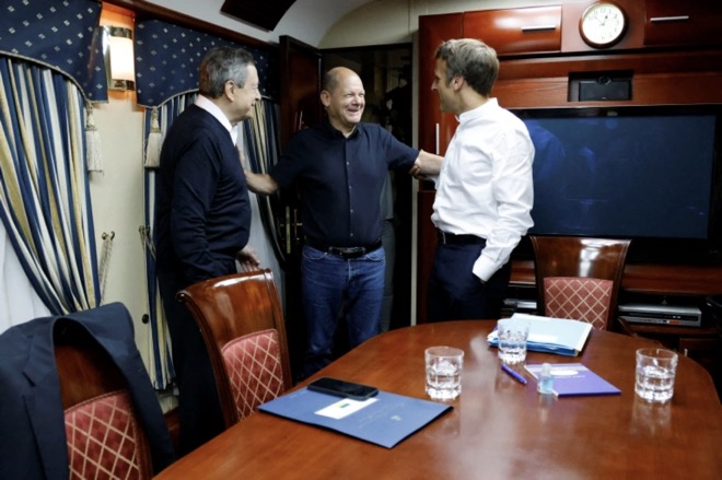 Tổng thống Pháp Macron (phải), Thủ tướng Đức Scholz (giữa) và Thủ tướng Italia&nbsp;Draghi lên tàu tới Kiev.