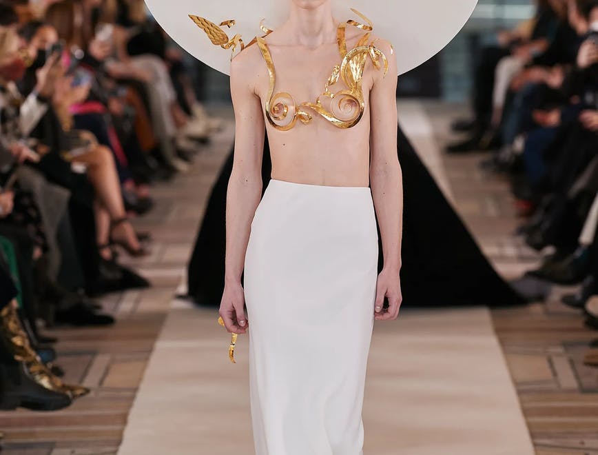 "Mẹ đẻ của màu hồng hot pink" mở triển lãm tại kinh đô thời trang - 6