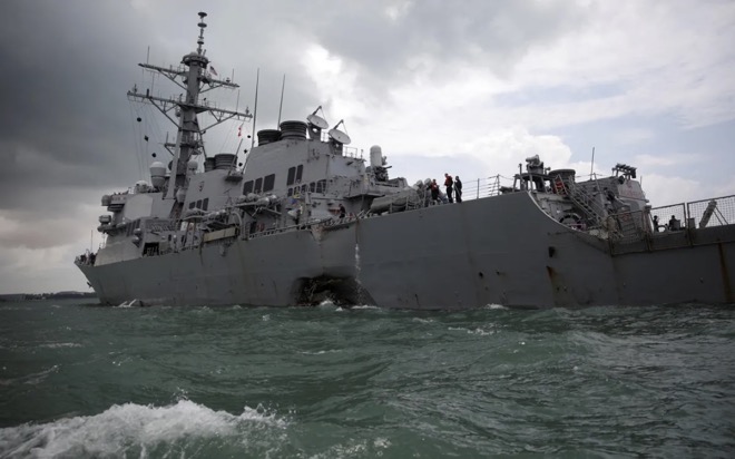 Cú va chạm mạnh khiến tàu USS John S McCain bị thủng một lỗ lớn.