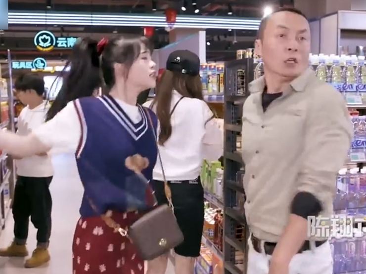 Clip hài hước - Bị hiểu nhầm là "kẻ biến thái", chàng trai bị cả nhà bạn gái cho no đòn