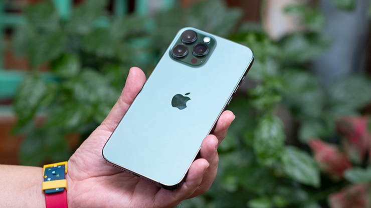iPhone 13 Pro xanh lá.