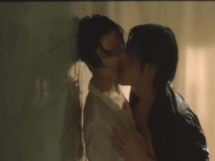 Giải trí - Sao nữ U60 đóng cảnh 18+ đến sập giường với trai trẻ vẫn chưa "bạo" bằng mỹ nhân này